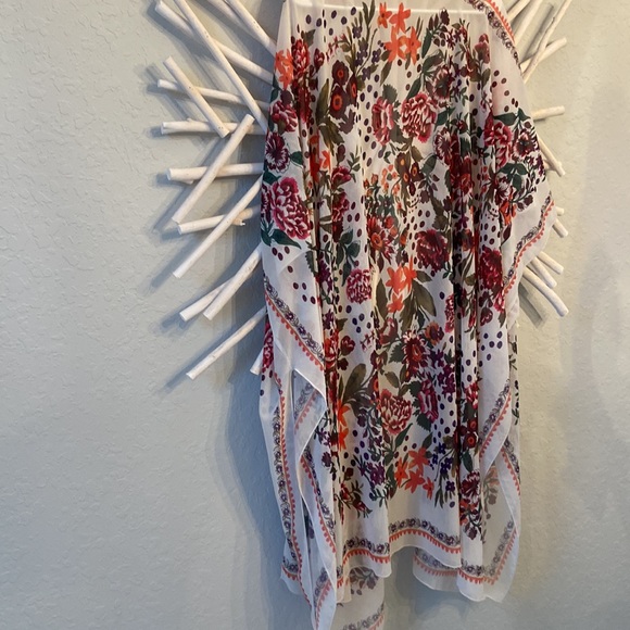 Lightweight Floral Kimono. - Picture 5 of 7